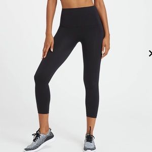 SPANX Look at Me Now Seamless Cropped Leggings Black size L